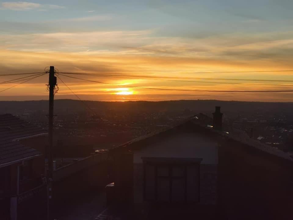Spacious House City Skyline And Mountain Views Close Too Belfast Centre And Airports Free Parking ภายนอก รูปภาพ